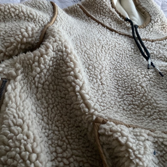 Saks Fifth Avenue Sherpa - Picture 3 of 4